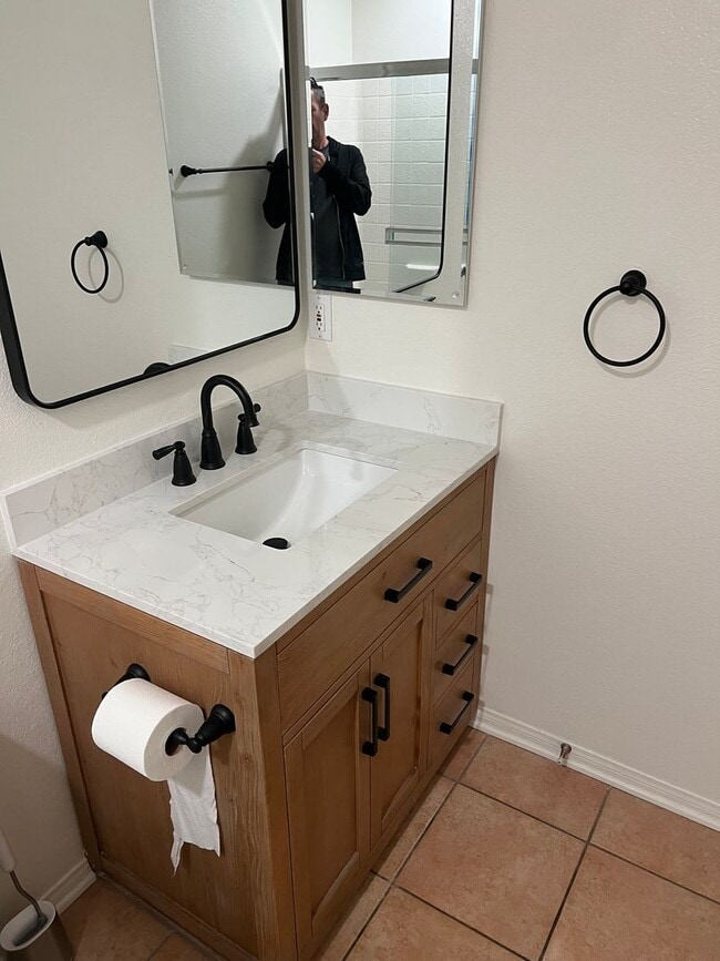 Building Photo - 3 Bedroom plus den in Goleta