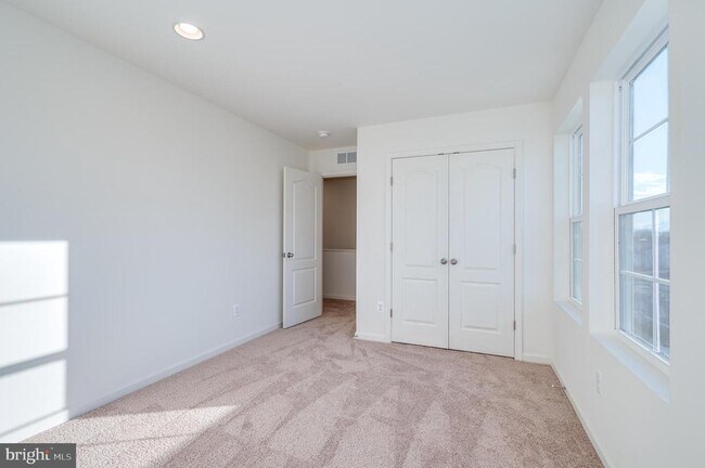 Building Photo - 192 Ludgate Mnr