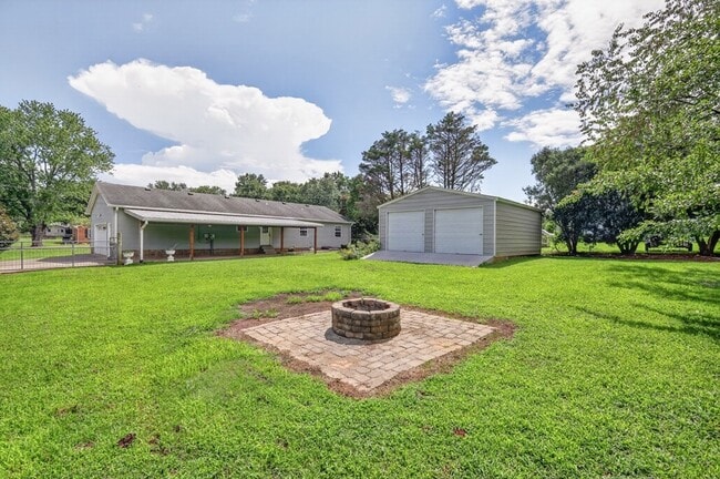 Building Photo - 2504 Angelyn Dr