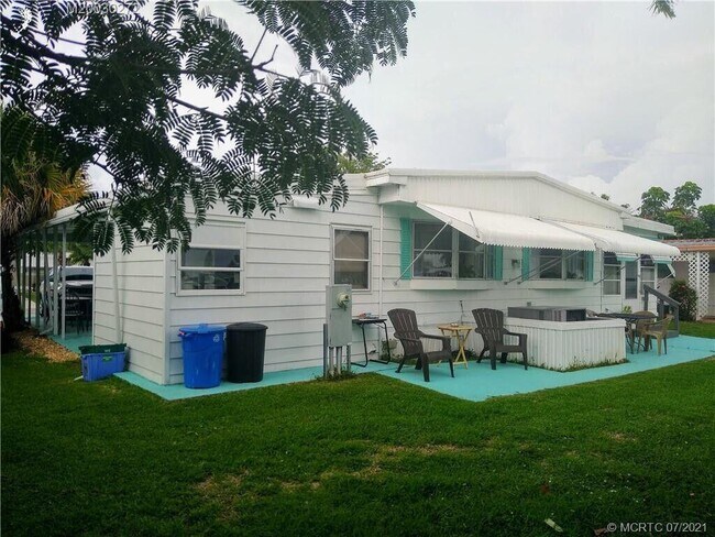 Building Photo - 17 Madrid Ln