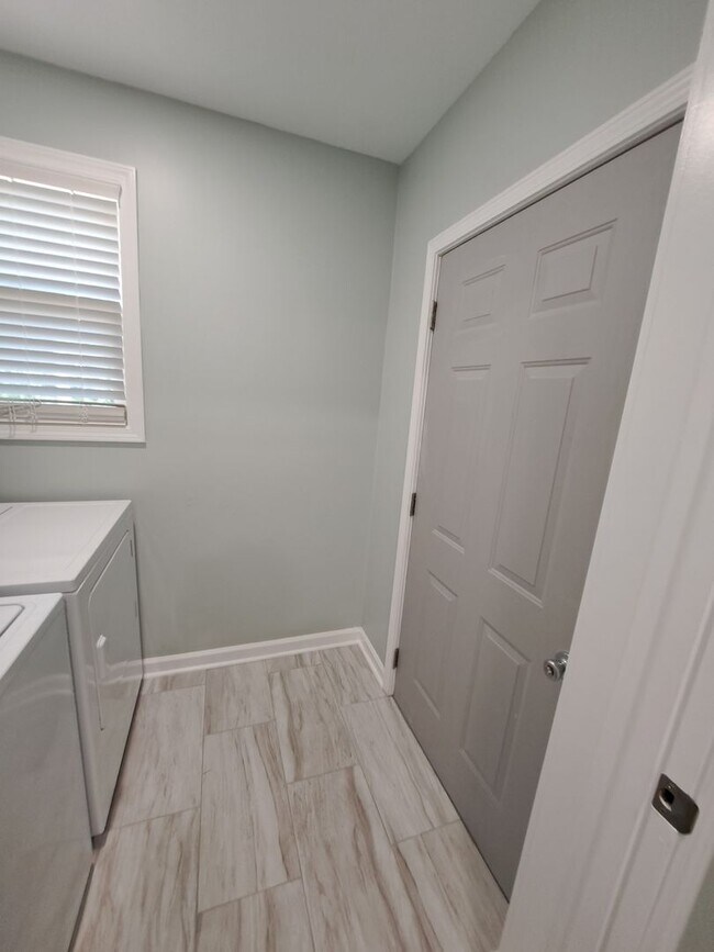 Building Photo - 1450-1452 Brentwood Drive