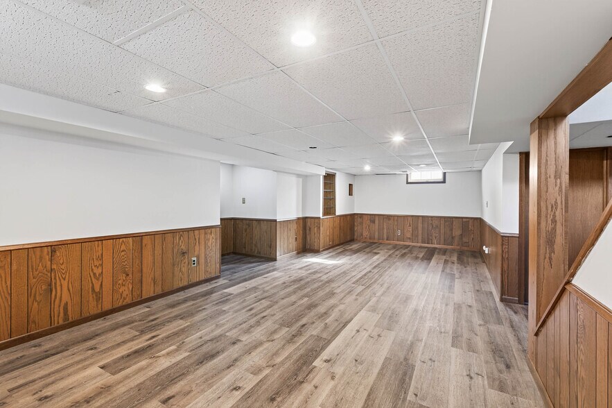 Building Photo - 1049 Sterling St N