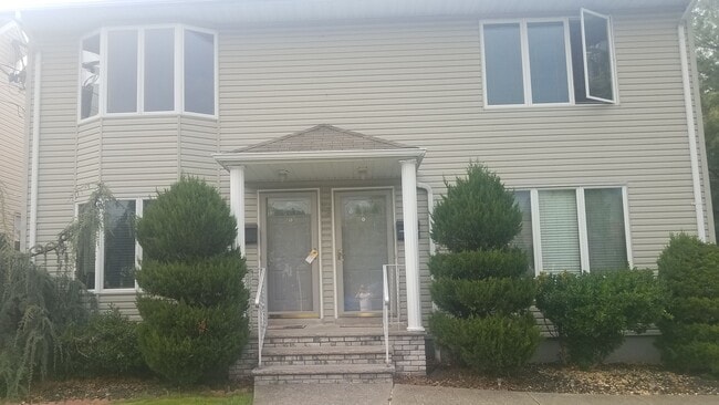 Building Photo - 43 Elm St