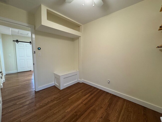 Building Photo - Stylish 3 Bed 1.5 Bath Duplex With A Fenced Patio In Warwick Village