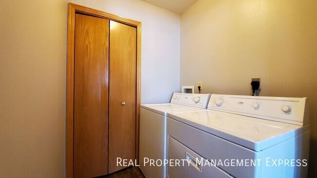 Building Photo - 3 Bed 3 Bath Home with 2 Stall Attached Ga...