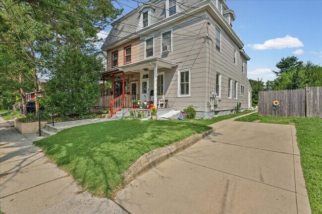 Building Photo - 122 S Davis St