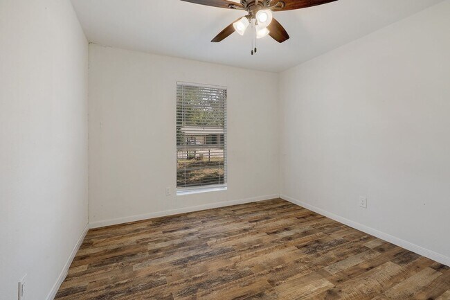 Building Photo - Spacious 3/2 home in South Austin