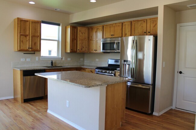 Building Photo - Stunning 3 Bedroom Home in North Fort Coll...