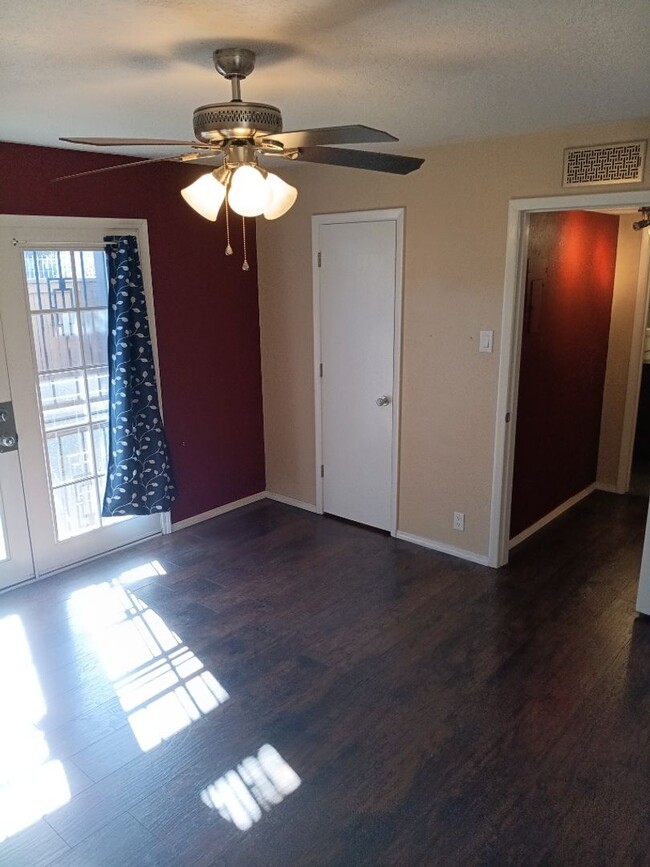 Building Photo - Charming 1 Bedroom 1 Bathroom near Uptown!...