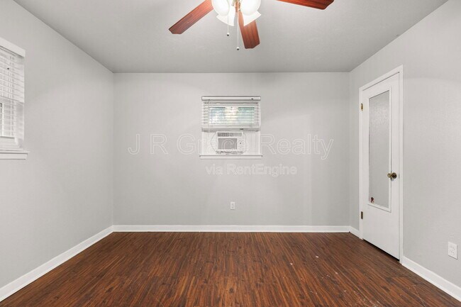 Building Photo - 8806 Fox Hollow Dr