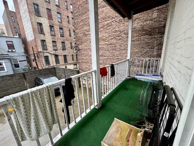 Building Photo - 3056 Perry Ave