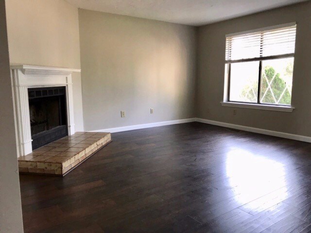 Building Photo - 7 Burberry Ct
