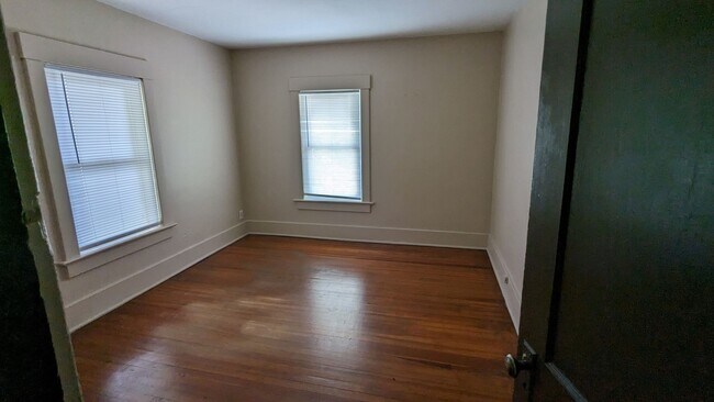 Building Photo - East End home near hospital, restaurants, grocery