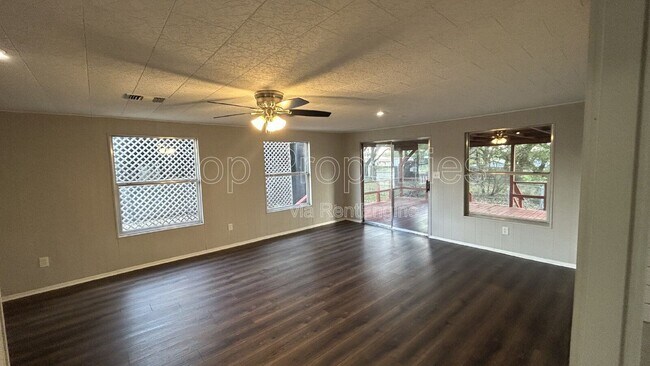 Building Photo - 537 Tamarack Dr