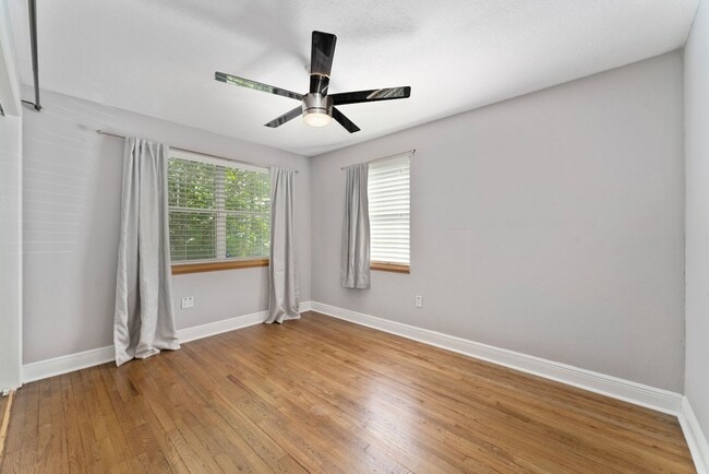 Building Photo - Charming and Updated 2/2 Home in Colonial ...
