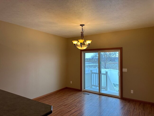 Building Photo - 4 Bedroom Townhome