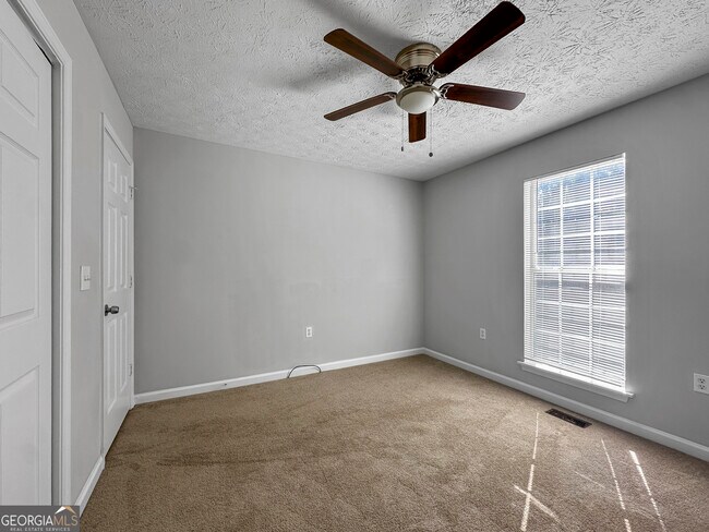 Building Photo - 877 City Pond Rd