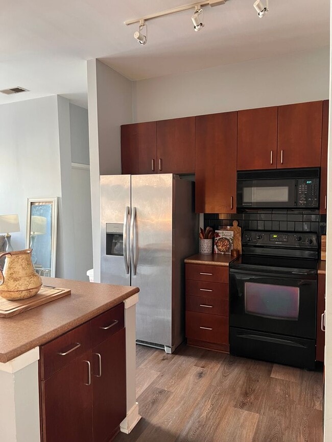 Building Photo - 2125 Southend Dr