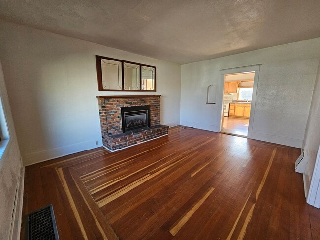 Building Photo - Spacious Home in the Slant Street Neighborhood