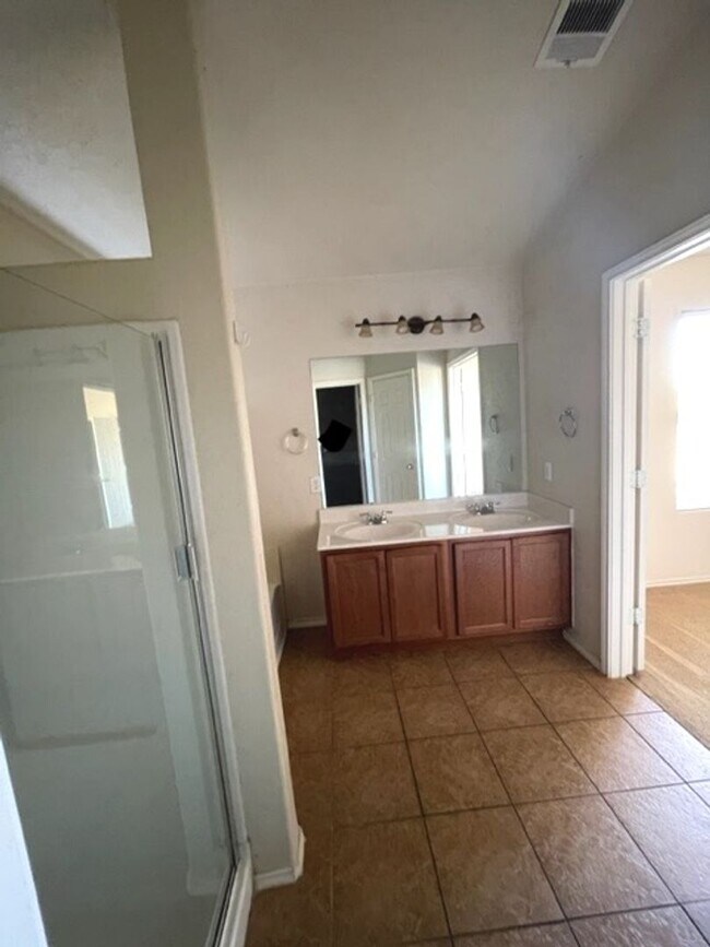 Building Photo - Ready For Move In - Large & Roomy 1 Story 4 Bed 2 Bath in NW San Antonio - Must See!