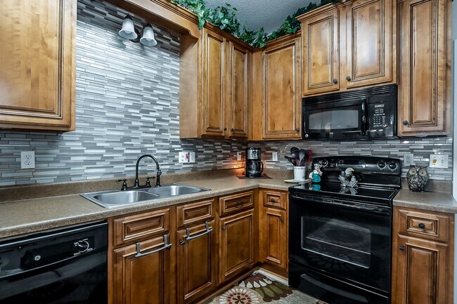 Building Photo - 3 bedroom 2 bathroom townhouse in Covington Villas