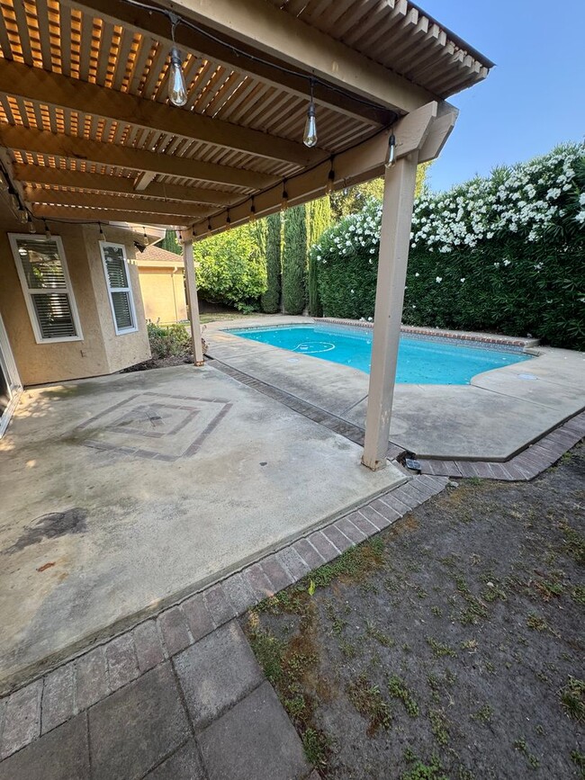 Building Photo - 2119 St Anton Dr