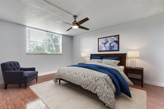 Building Photo - 9080 Lime Bay Blvd