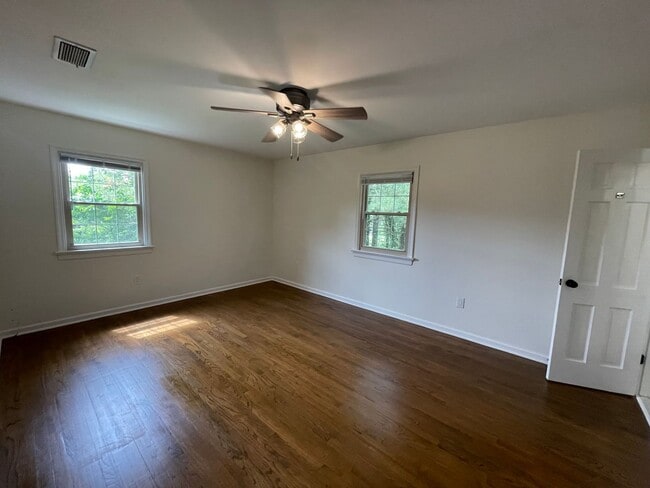 Building Photo - Newly Renovated Split Level Home