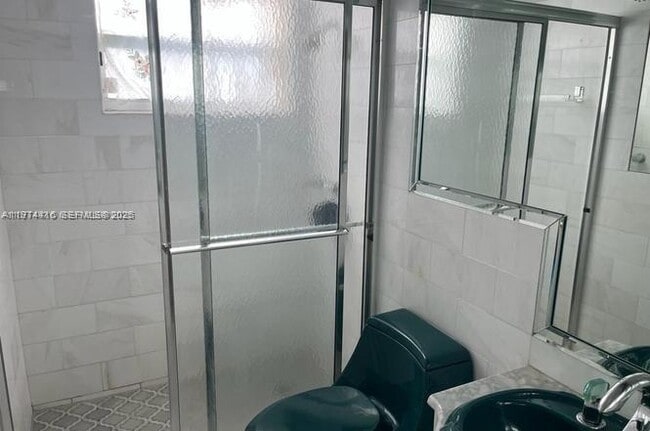 Building Photo - 1333 E Hallandale Beach Blvd