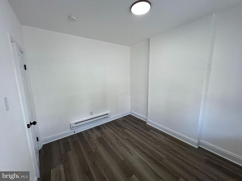 Building Photo - 925 W 3rd St