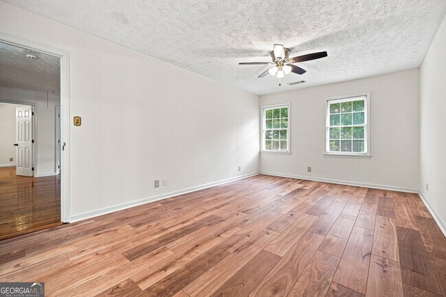 Building Photo - 965 Millbrook Ct
