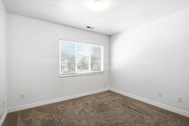 Building Photo - 672 E Clearwater Dr N