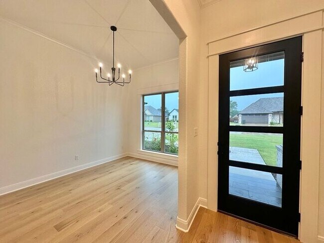 Building Photo - Available Now! Luxurious 3 Bedroom 2 Bath ...