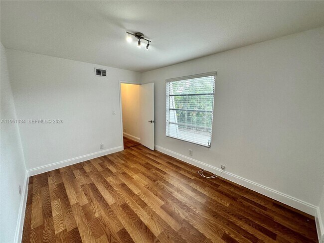 Building Photo - 1361 NE 40th Pl