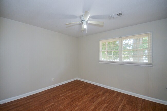 Building Photo - 1138 Perry Hill Rd