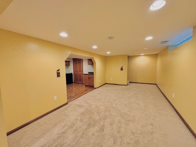Building Photo - Sprawling 3bedroom 2bath Home in Roseville...