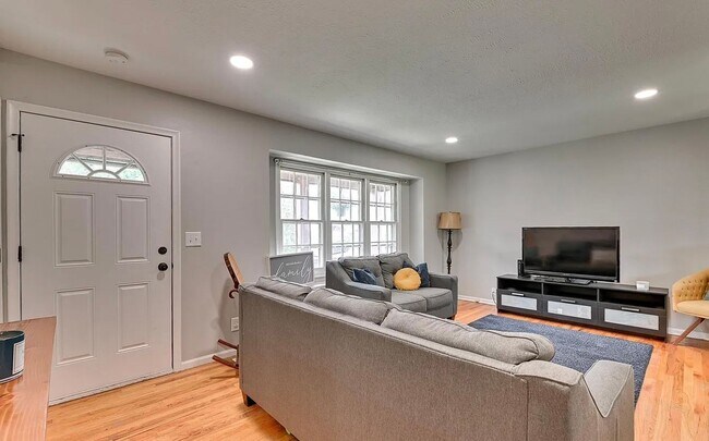 Building Photo - Coming Soon! Bright & Spacious 3 Bed Home with Finished Basement & Huge Backyard