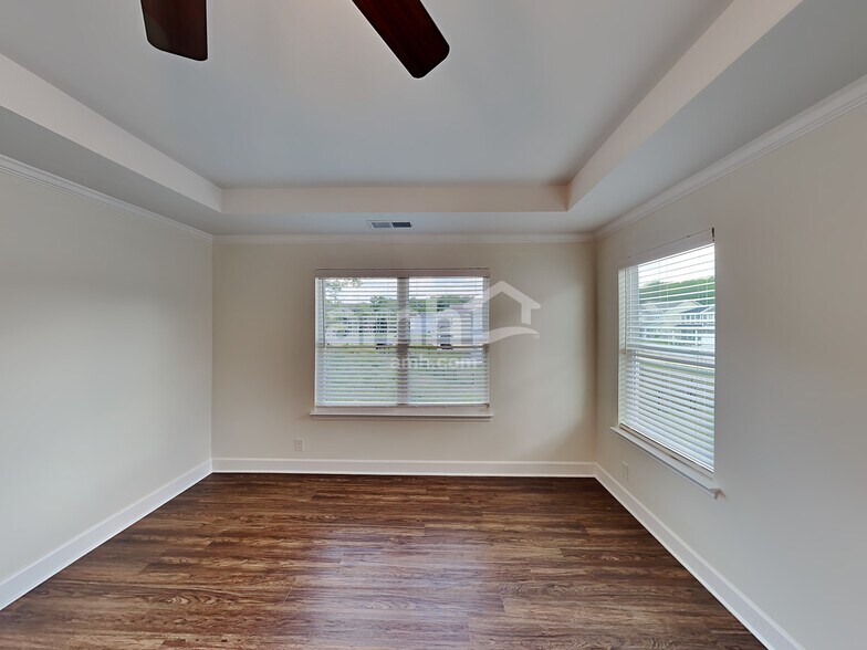 Building Photo - 4521 Tarpon Dr