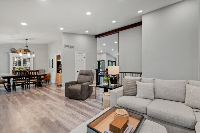 Building Photo - 2947 Meramar Dr