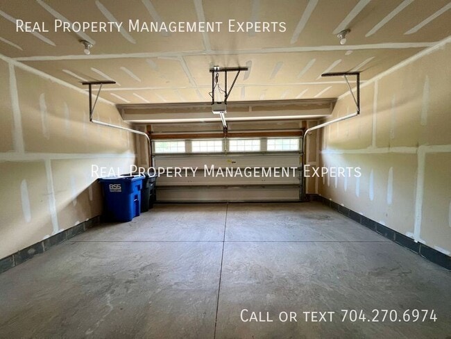 Building Photo - 135 Beacon Dr