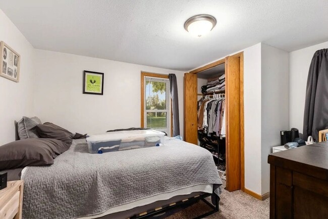 Building Photo - Cozy 3 bedroom, 1 Bathroom Home On Corner ...