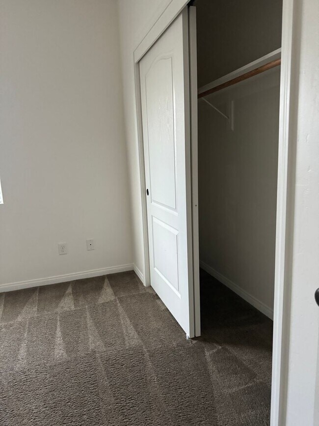 Building Photo - BEAUTIFUL 3 BEDROOM SINGLE FAMILY HOME