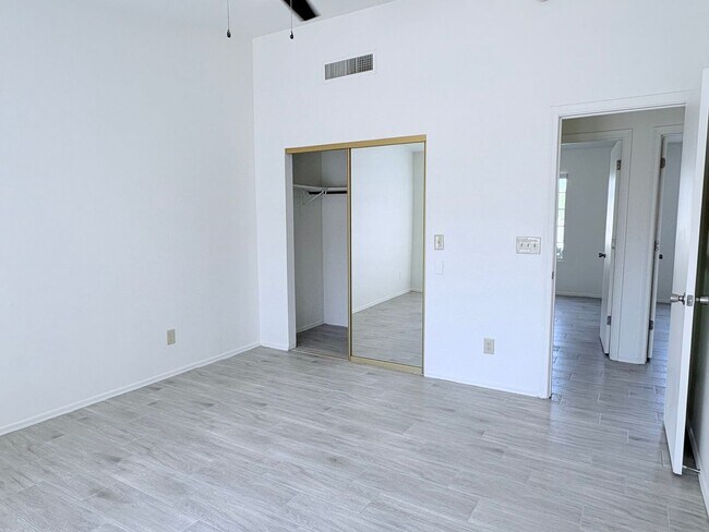 Building Photo - newly remodeled 3 bed/ 2 bath home