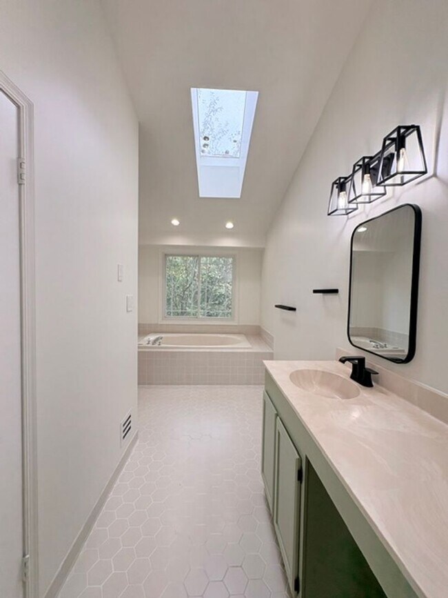 Building Photo - 18514 Gingerbread Ln