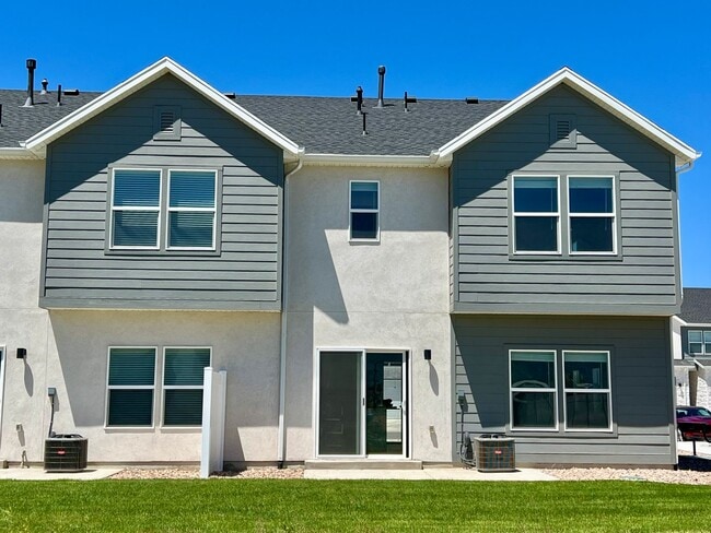 Building Photo - LOVELY TOWNHOME IN SALEM