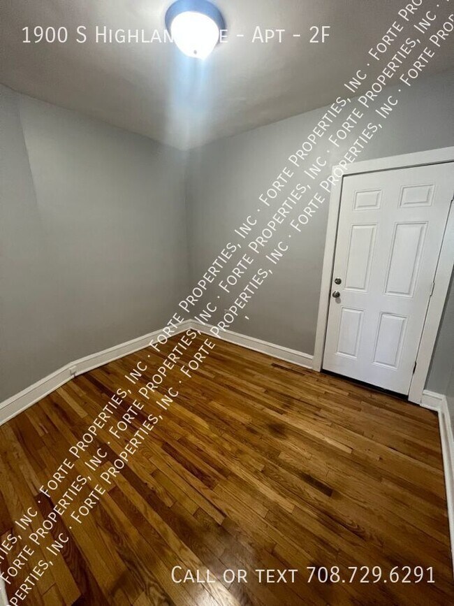 Building Photo - Top Unit with 2 beds/1bath