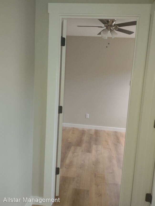 Building Photo - 3 br, 2.5 bath House - 1038 Cedarhill Drive