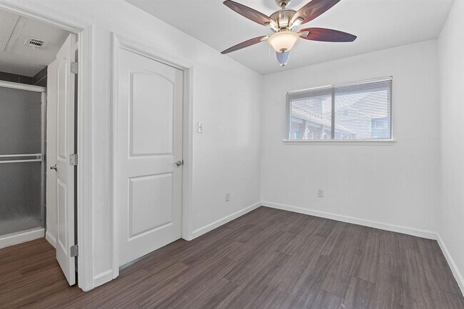 Building Photo - 1840 Burton Dr