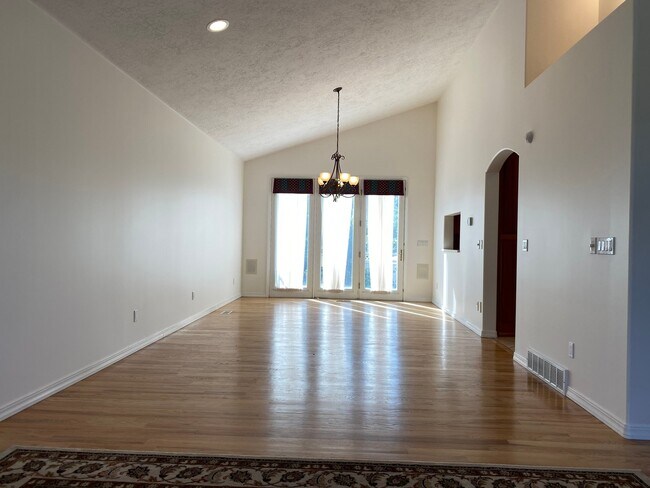 Building Photo - 4 Bed/3.5 Bath House in Cottonwood Heights...