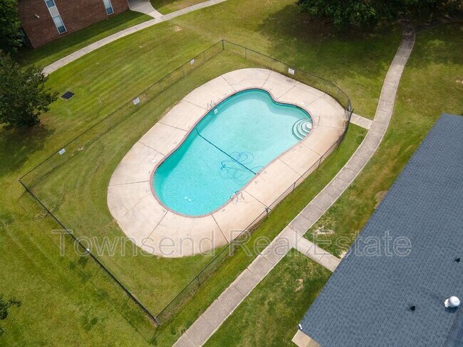 Building Photo - 5858 Century Oaks Dr